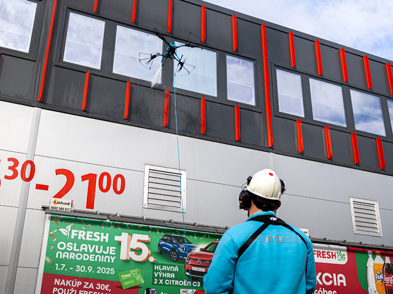 Drony pri čistení fasád a okien: bezpečnejšie a šetrnejšie k prírode. Drony pri čistení fasád a okien: bezpečnejšie a šetrnejšie k prírode.