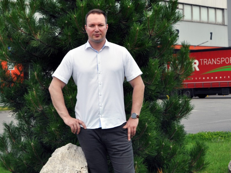 Zdola hore - Tomáš Macák  Zdola hore - Tomáš Macák