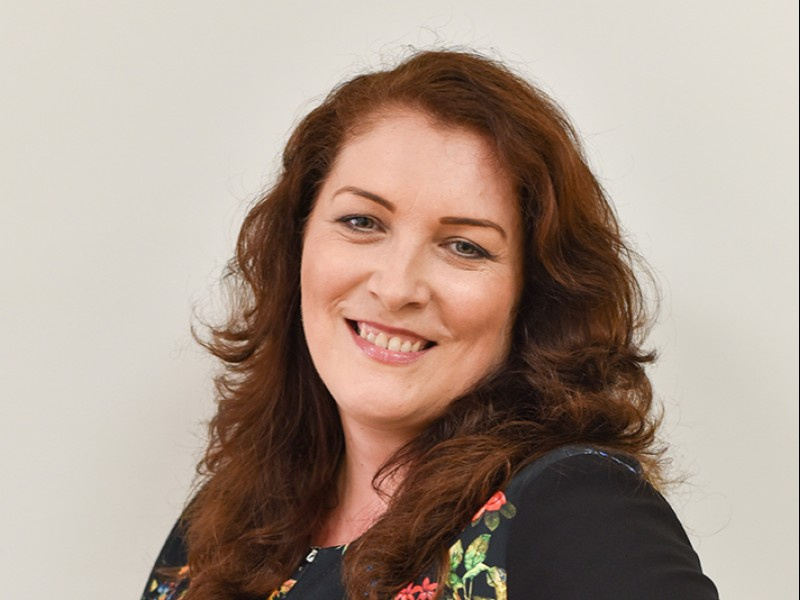 Zdola hore - Andrea Džupinová Zdola hore - Andrea Džupinová